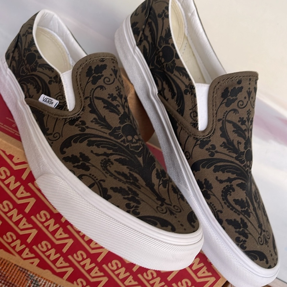 Vans WMNS Classic Slip-On
Skull Tapestry Grape Leaf
VN0A5A080FI
Sneakers - Picture 9 of 16